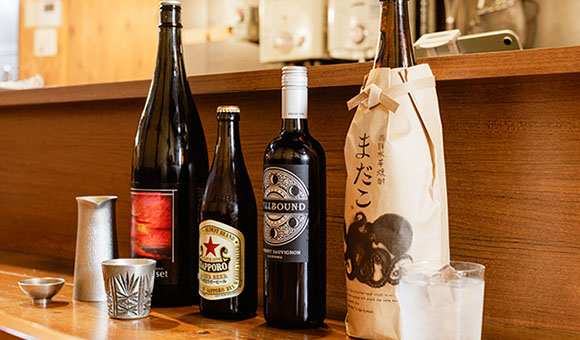 日本全国から仕入れた希少な日本酒や本格焼酎が揃います